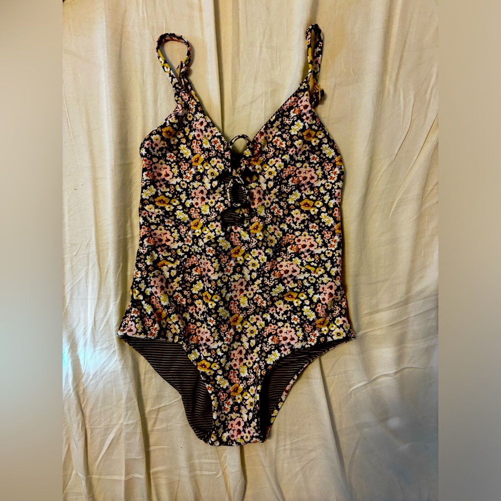 Barely worn. In excellent condition. Like new.